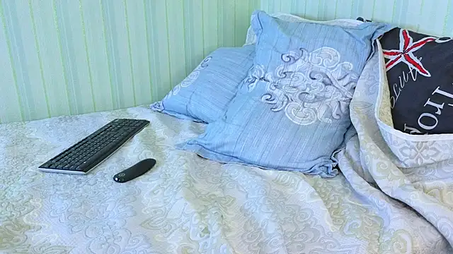 Snapshot of _Lily_ chatting on 01-30-25, 12:37 Lily online show from 01-30-25, 12:37