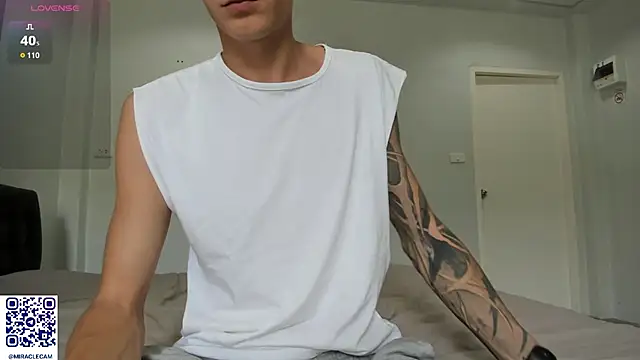 Snapshot of MiracleCam chatting on 12-15-25, 04:50 MiracleCam online show from 12-15-25, 04:50