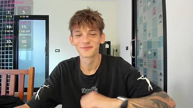 Snapshot of MiracleCam chatting on 12-21-25, 01:02 MiracleCam online show from 12-21-25, 01:02