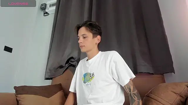 Snapshot of MiracleCam chatting on 01-15-26, 01:43 MiracleCam online show from 01-15-26, 01:43