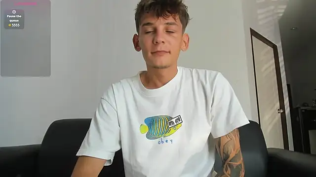 Snapshot of MiracleCam chatting on 03-15-26, 02:06 MiracleCam online show from 03-15-26, 02:06