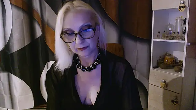 Snapshot of Ala-N-Dala chatting on 10-13-25, 10:32 Ala-N-Dala online show from 10-13-25, 10:32