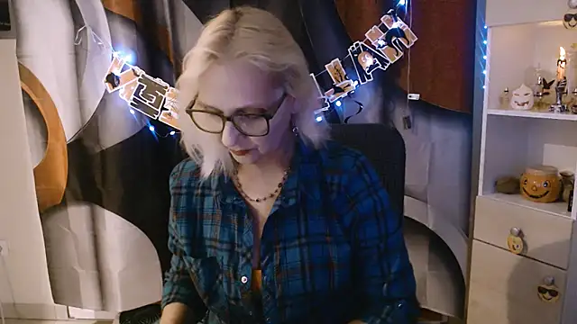 Snapshot of Ala-N-Dala chatting on 10-25-25, 07:27 Ala-N-Dala online show from 10-25-25, 07:27