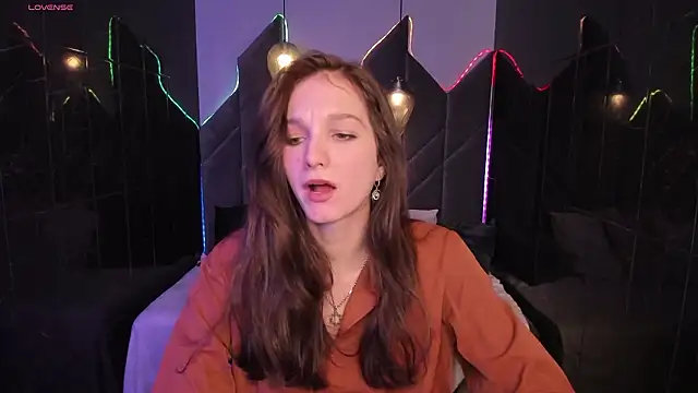 Snapshot of MirandaGlow chatting on 01-18-26, 05:44 MirandaGlow online show from 01-18-26, 05:44