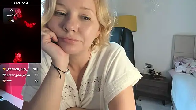 Snapshot of Colette__1977 chatting on 03-13-25, 09:32 Colette  1977 online show from 03-13-25, 09:32