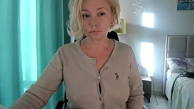 Snapshot of Colette__1977 chatting on 10-15-25, 05:07 Colette  1977 online show from 10-15-25, 05:07