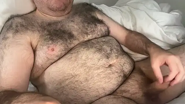 Snapshot of elagobear chatting on 06-19-26, 06:40 elagobear online show from 06-19-26, 06:40