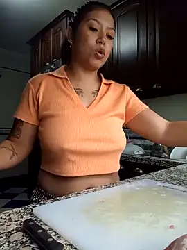 Snapshot of little_susie chatting on 10-21-25, 08:26 little susie online show from 10-21-25, 08:26