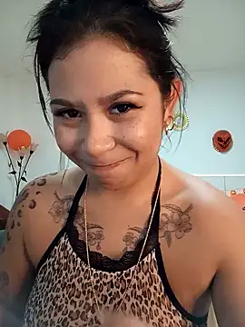 Snapshot of little_susie chatting on 10-28-25, 09:13 little susie online show from 10-28-25, 09:13