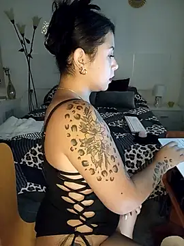 Snapshot of little_susie chatting on 11-19-25, 09:20 little susie online show from 11-19-25, 09:20