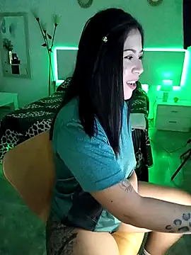 Snapshot of little_susie chatting on 11-24-25, 09:20 little susie online show from 11-24-25, 09:20