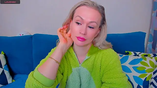 EllenMoore online show from 10-17-25, 03:10