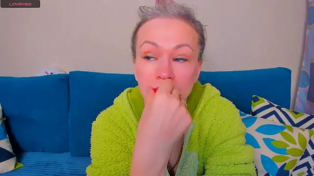 EllenMoore online show from 10-24-25, 03:03