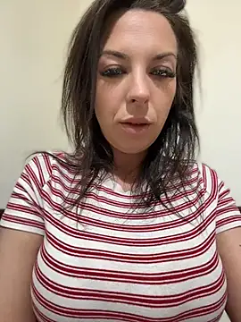 Snapshot of Almmaxxxx chatting on 05-18-26, 01:35 Almmaxxxx online show from 05-18-26, 01:35