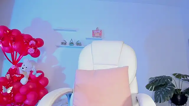 SophieHunt online show from 02-18-25, 02:38