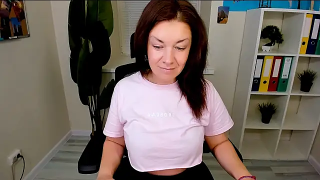 Snapshot of AnaMills chatting on 11-03-25, 10:16 AnaMills online show from 11-03-25, 10:16