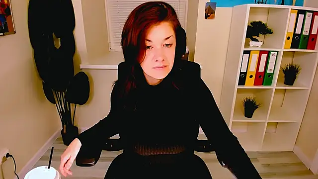 Snapshot of AnaMills chatting on 11-10-25, 10:03 AnaMills online show from 11-10-25, 10:03