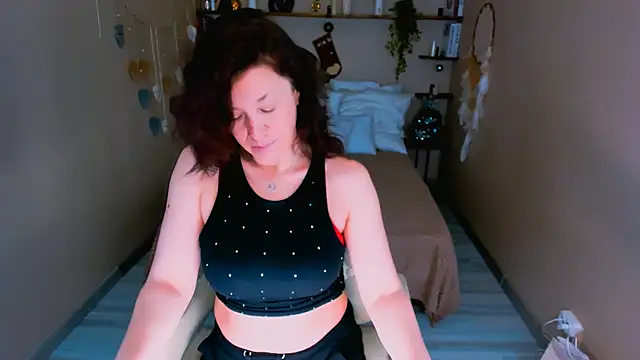 Snapshot of AnaMills chatting on 12-16-25, 10:20 AnaMills online show from 12-16-25, 10:20