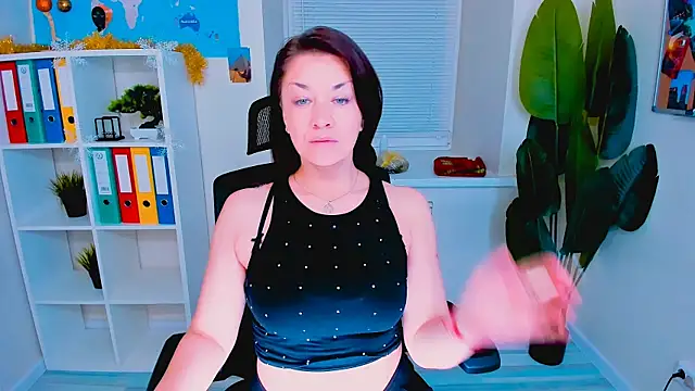 Snapshot of AnaMills chatting on 12-18-25, 10:32 AnaMills online show from 12-18-25, 10:32