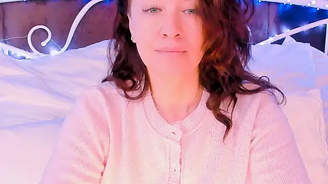 Snapshot of AnaMills chatting on 12-20-25, 10:11 AnaMills online show from 12-20-25, 10:11