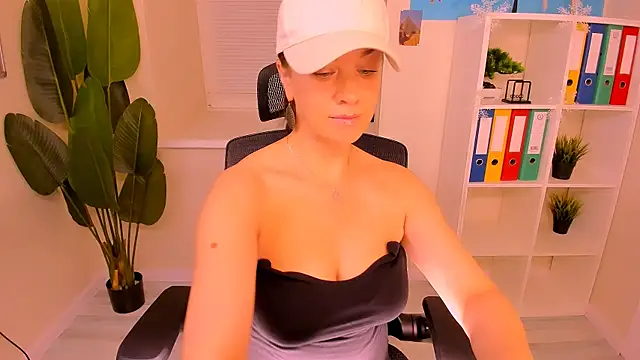 Snapshot of AnaMills chatting on 12-23-25, 10:13 AnaMills online show from 12-23-25, 10:13