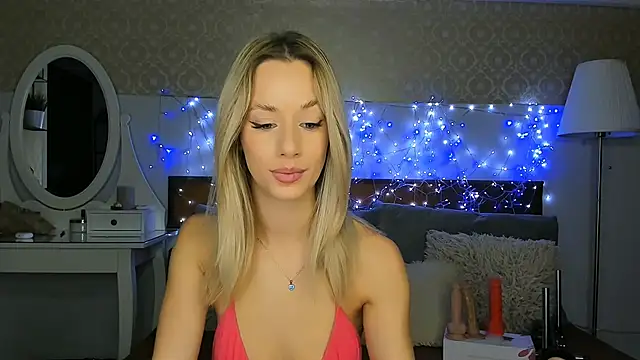 Snapshot of MiaBeeXX chatting on 10-06-25, 10:45 MiaBeeXX online show from 10-06-25, 10:45