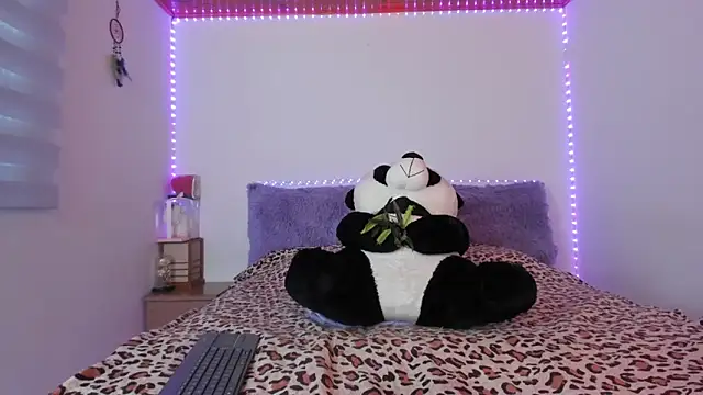 Snapshot of Arenne_rouse chatting on 12-20-25, 10:39 Arenne rouse online show from 12-20-25, 10:39