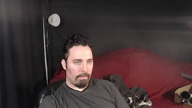 Snapshot of Metalstud chatting on 02-08-25, 01:11 Metalstud online show from 02-08-25, 01:11