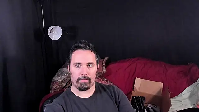 Snapshot of Metalstud chatting on 11-25-25, 03:28 Metalstud online show from 11-25-25, 03:28