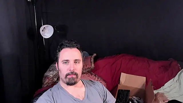 Snapshot of Metalstud chatting on 11-27-25, 02:57 Metalstud online show from 11-27-25, 02:57