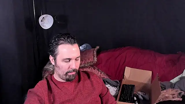 Snapshot of Metalstud chatting on 11-28-25, 01:30 Metalstud online show from 11-28-25, 01:30