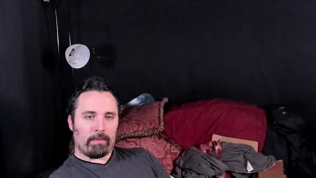 Snapshot of Metalstud chatting on 11-30-25, 04:05 Metalstud online show from 11-30-25, 04:05