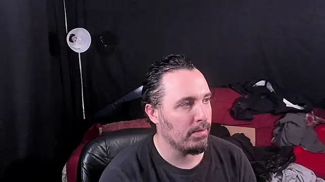 Snapshot of Metalstud chatting on 12-17-25, 03:56 Metalstud online show from 12-17-25, 03:56