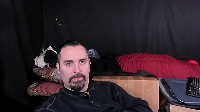 Snapshot of Metalstud chatting on 01-11-26, 08:14 Metalstud online show from 01-11-26, 08:14