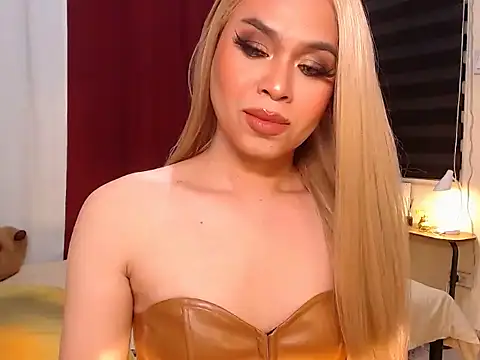 Snapshot of MistressLuna1 chatting on 12-16-24, 02:38 MistressLuna1 online show from 12-16-24, 02:38