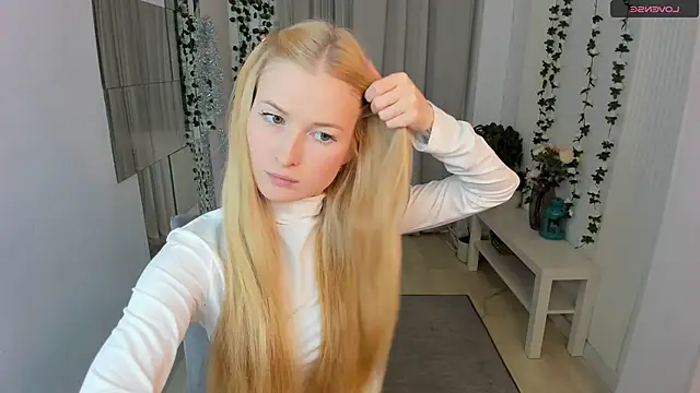 Snapshot of Laly_Peach chatting on 12-17-25, 05:08 Laly Peach online show from 12-17-25, 05:08