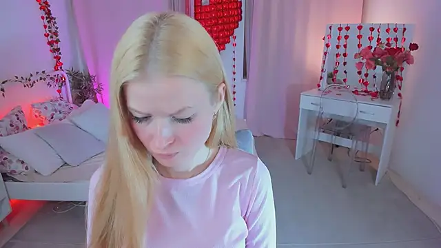 Snapshot of Laly_Peach chatting on 02-15-26, 08:35 Laly Peach online show from 02-15-26, 08:35