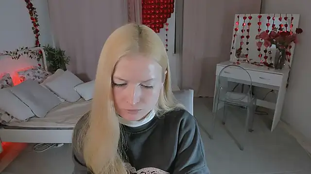 Snapshot of Laly_Peach chatting on 02-17-26, 11:50 Laly Peach online show from 02-17-26, 11:50