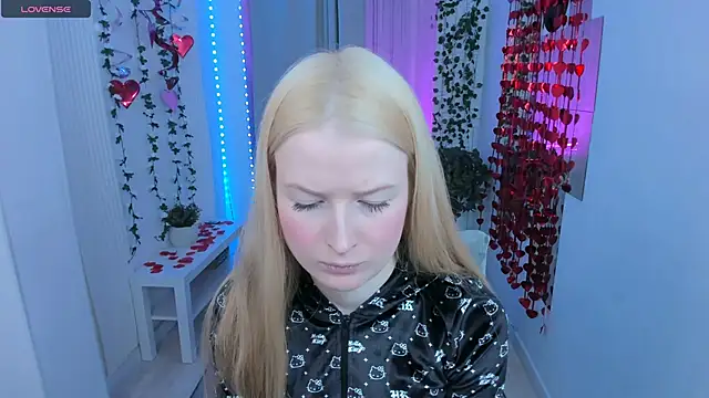 Snapshot of Laly_Peach chatting on 02-25-26, 11:31 Laly Peach online show from 02-25-26, 11:31