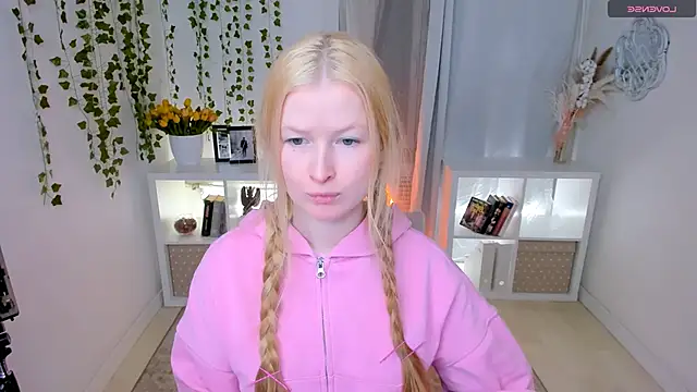 Snapshot of Laly_Peach chatting on 03-04-26, 07:47 Laly Peach online show from 03-04-26, 07:47