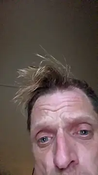 Snapshot of Svenslut chatting on 10-19-25, 08:42 Svenslut online show from 10-19-25, 08:42