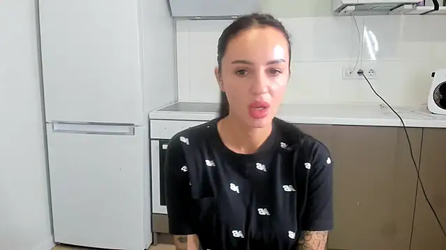 Snapshot of Your_Masha chatting on 12-21-25, 08:43 Your Masha online show from 12-21-25, 08:43