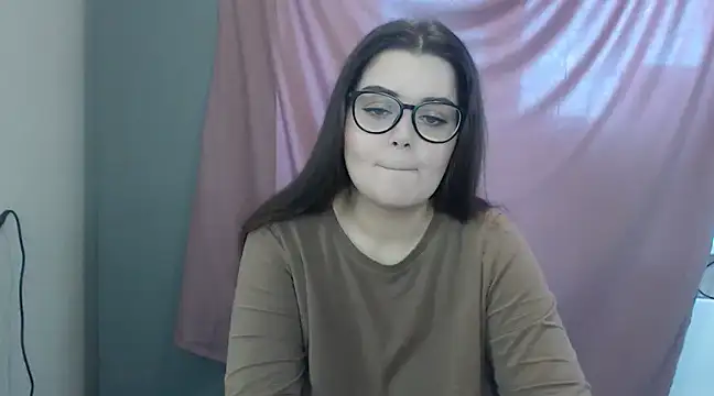 Snapshot of ohhhMie chatting on 02-16-25, 09:37 ohhhMie online show from 02-16-25, 09:37