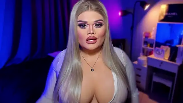 Snapshot of KarolinaThompson chatting on 12-14-24, 08:29 KarolinaThompson online show from 12-14-24, 08:29