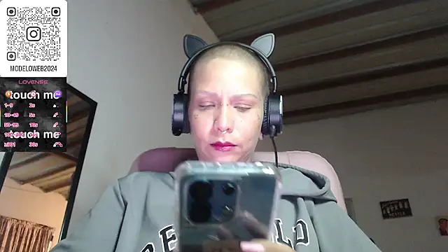 Snapshot of moon_cat85 chatting on 03-06-25, 01:37 moon cat85 online show from 03-06-25, 01:37