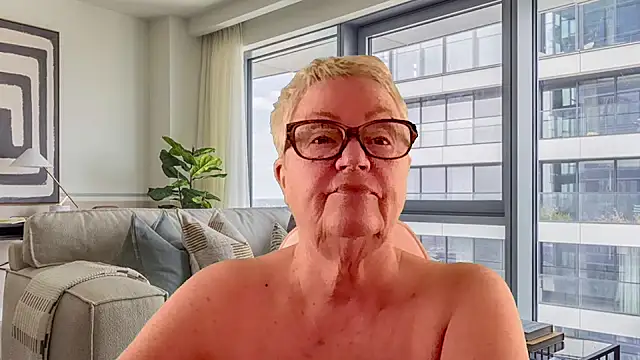 GrannyChrissy68 online show from 04-06-26, 02:51