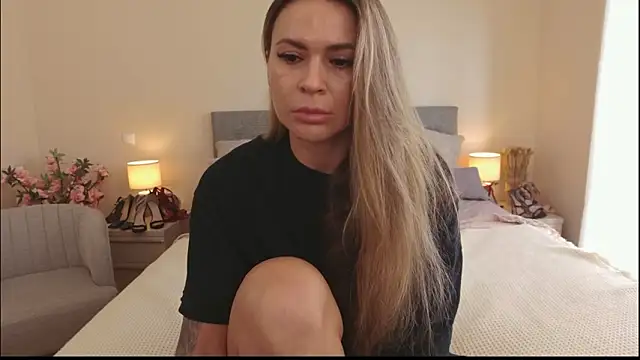 Snapshot of your_poison-girl chatting on 02-02-26, 01:10 your poison-girl online show from 02-02-26, 01:10