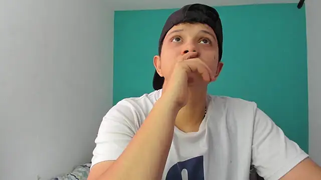 Snapshot of alex-queen- chatting on 11-01-25, 06:54 alex-queen- online show from 11-01-25, 06:54