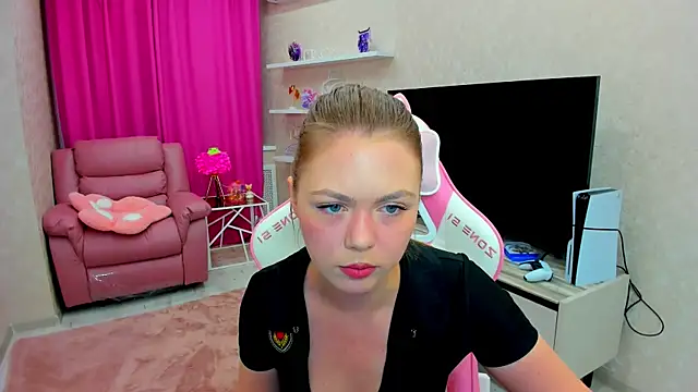 Strawberrye online show from 10-15-25, 03:28