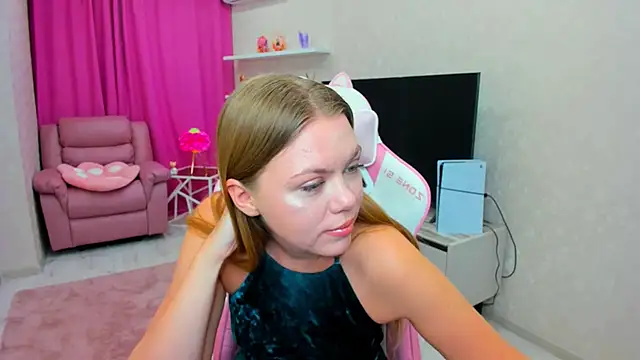 Strawberrye online show from 02-12-26, 03:23